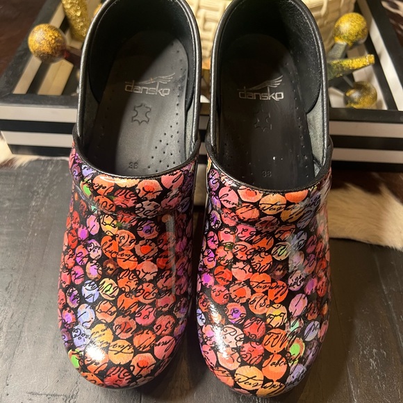 - DANSKO Professional Wildflower Patent Clogs, Women’s 38 dots - Picture 2 of 10